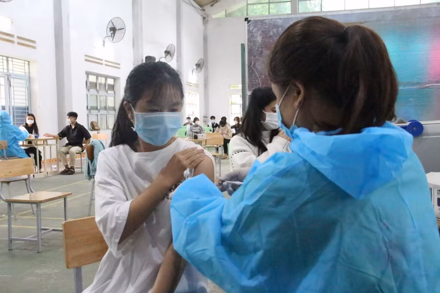 Em Nguyễn Cao Hoài Ly, học sinh Trường THPT Kon Tum trước khi tiêm vắc xin em khá lo lắng và hồi hộp. Tuy nhiên, sau khi được gia đình, thầy cô và nhân viên y tế tư vấn, động viên Ly thấy yên tâm hơn.