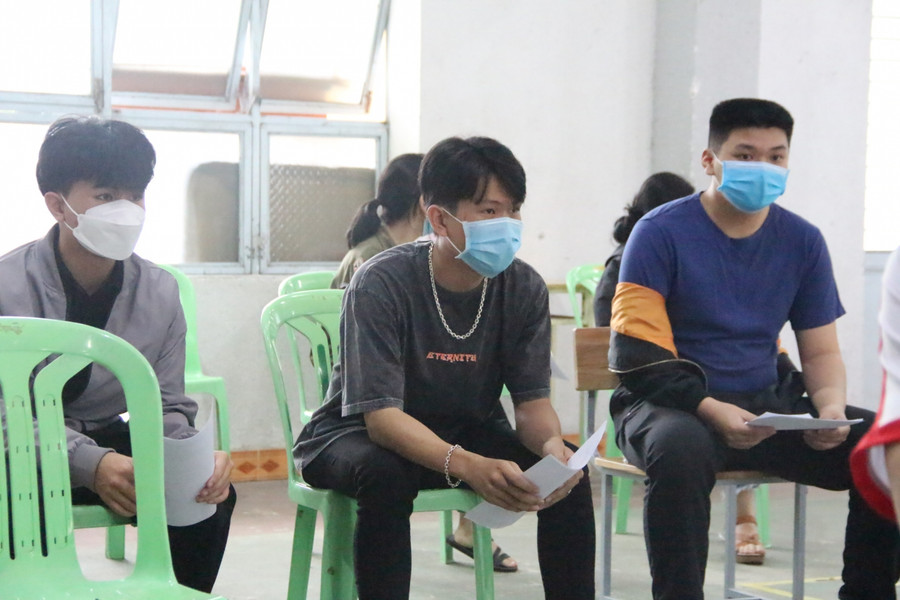 Trước khi triển khai tiêm vắc xin, các trường đã chuẩn bị sẵn sàng về cơ sở vật chất, trang thiết bị hỗ trợ lực lượng y tế quá trình tiêm. Bên cạnh đó, bố trí và sắp xếp khu vực giãn cách để đảm bảo an toàn. Trước khi triển khai tiêm vắc xin, các trường đã chuẩn bị sẵn sàng về cơ sở vật chất, trang thiết bị hỗ trợ lực lượng y tế quá trình tiêm. Bên cạnh đó, bố trí và sắp xếp khu vực giãn cách để đảm bảo an toàn.