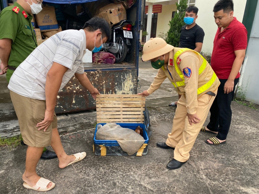 Lực lượng chức năng kiểm tra tang vật của vụ việc. Ảnh: Công an Quảng Ninh.