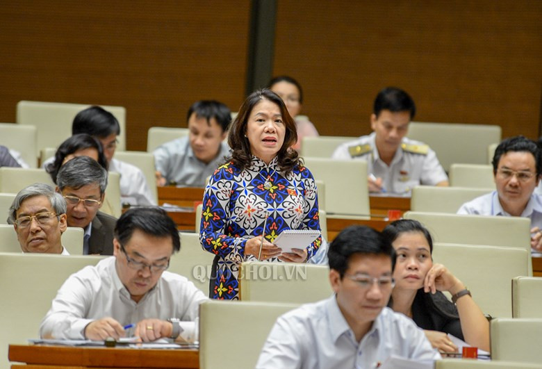 Đại biểu Quốc hội Nguyễn Thị Xuân Thu, Đoàn Đại biểu Quốc hội tỉnh Khánh Hòa phát biểu thảo luận tại hội trường