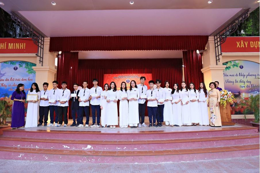 Nhà trường khen thưởng những học sinh có thành tích xuất sắc trong học tập. Nhà trường khen thưởng những học sinh có thành tích xuất sắc trong học tập.