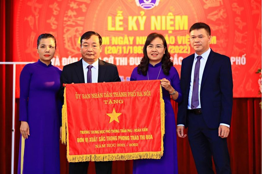 Cũng tại lễ kỷ niệm, ông Ngô Văn Quý - Phó Chủ tịch UBND TP.Hà Nội đã công bố cờ thi đua xuất sắc của thành phố HN cho tập thể trường THPT Trần Phú – Hoàn Kiếm. Cũng tại lễ kỷ niệm, ông Ngô Văn Quý - Phó Chủ tịch UBND TP.Hà Nội đã công bố cờ thi đua xuất sắc của thành phố HN cho tập thể trường THPT Trần Phú – Hoàn Kiếm.