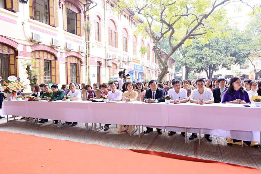 Tham dự lễ kỷ niệm có nhiều thế hệ giáo viên, học sinh qua các thời kỳ của nhà trường. Tham dự lễ kỷ niệm có nhiều thế hệ giáo viên, học sinh qua các thời kỳ của nhà trường.