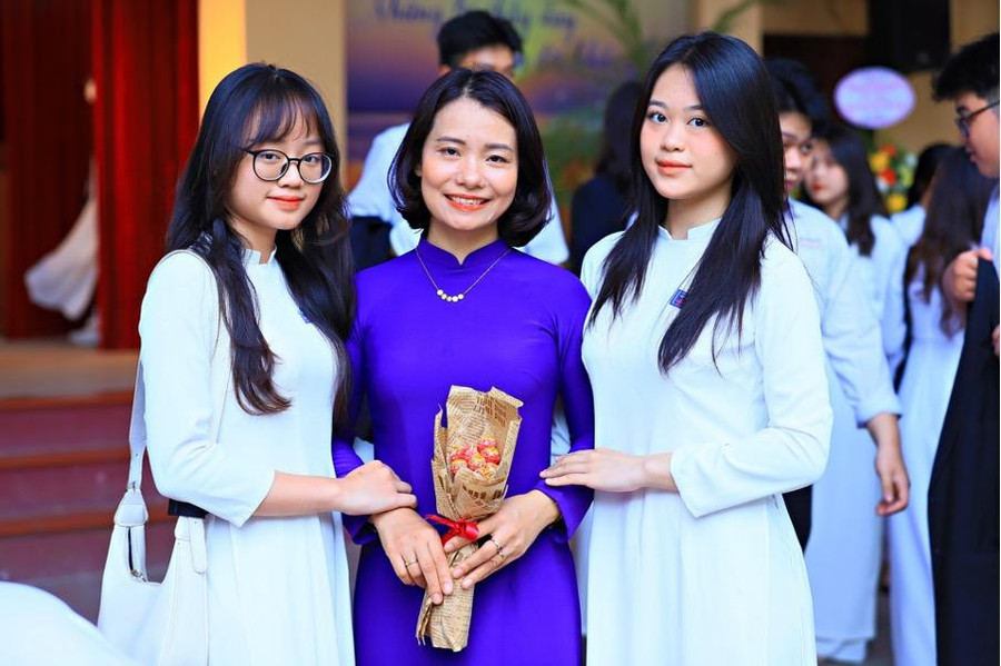Cô và trò trường THPT Trần Phú vui tươi, rạng rỡ trong lễ kỷ niệm ngày Nhà giáo Việt Nam 20/11. Cô và trò trường THPT Trần Phú vui tươi, rạng rỡ trong lễ kỷ niệm ngày Nhà giáo Việt Nam 20/11.