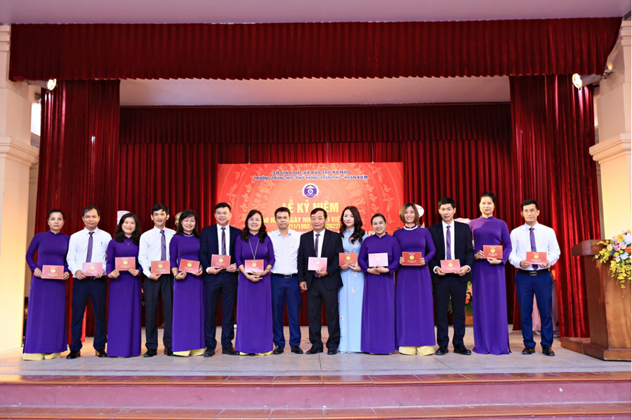 Trường THPT THPT Trần Phú – Hoàn Kiếm khen thưởng cán bộ, giáo viên, nhân viên có nhiều đóng góp cho sự nghiệp giáo dục nhân kỷ niệm 40 năm ngày Nhà giáo Việt Nam. Trường THPT THPT Trần Phú – Hoàn Kiếm khen thưởng cán bộ, giáo viên, nhân viên có nhiều đóng góp cho sự nghiệp giáo dục nhân kỷ niệm 40 năm ngày Nhà giáo Việt Nam.