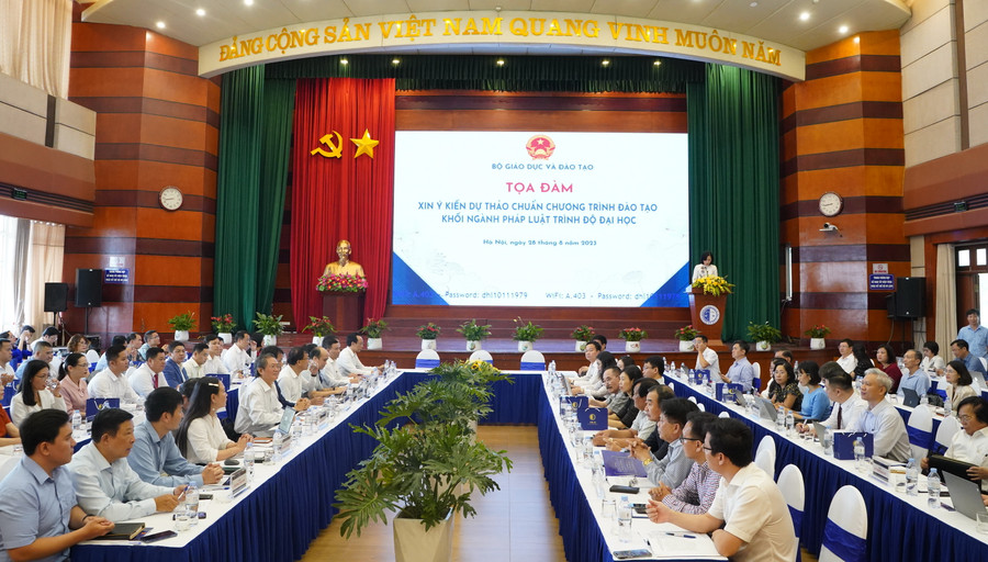 Đông đảo chuyên gia, nhà khoa học, đại diện các cơ sở đào tạo khối ngành pháp luật trình độ đại học tham gia buổi tọa đàm. Đông đảo chuyên gia, nhà khoa học, đại diện các cơ sở đào tạo khối ngành pháp luật trình độ đại học tham gia buổi tọa đàm.