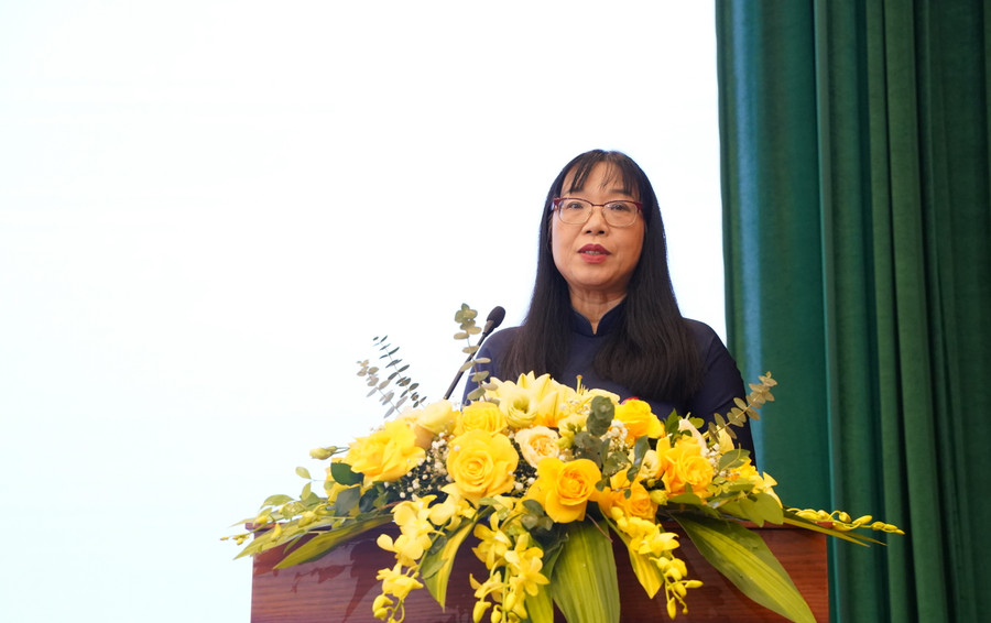 PGS.TS Vũ Thị Lan Anh - Phó hiệu trưởng Trường ĐH Luật Hà Nội trình bày Báo cáo tóm tắt quá trình xây dựng và nội dung Chuẩn chương trình đào tạo khối ngành pháp luật trình độ đại học. PGS.TS Vũ Thị Lan Anh - Phó hiệu trưởng Trường ĐH Luật Hà Nội trình bày Báo cáo tóm tắt quá trình xây dựng và nội dung Chuẩn chương trình đào tạo khối ngành pháp luật trình độ đại học.