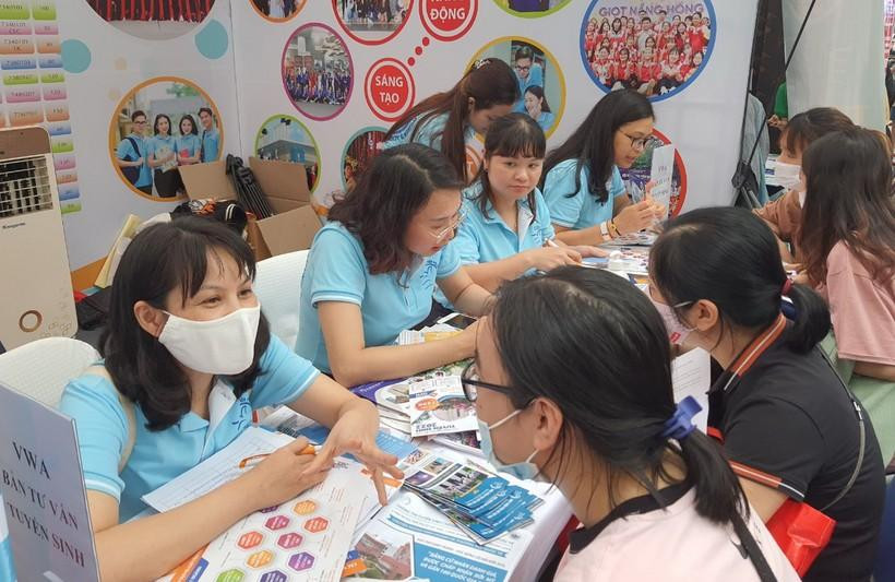 Cán bộ, giảng viên của Học viện Phụ nữ Việt Nam tư vấn xét tuyển cho thí sinh