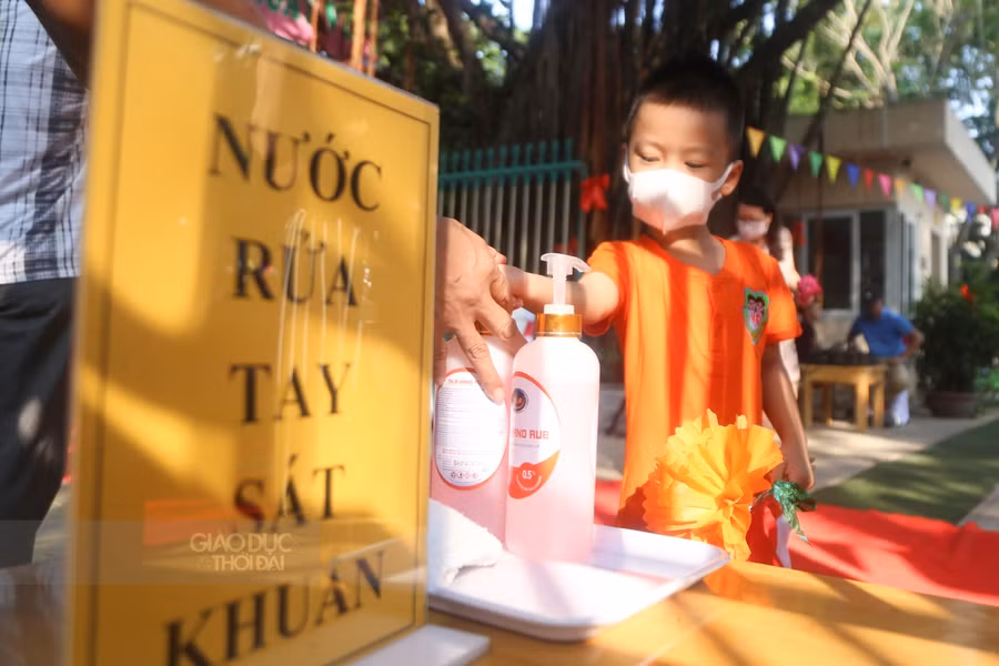 Trước khi vào trường, các con được rửa tay sát khuẩn.