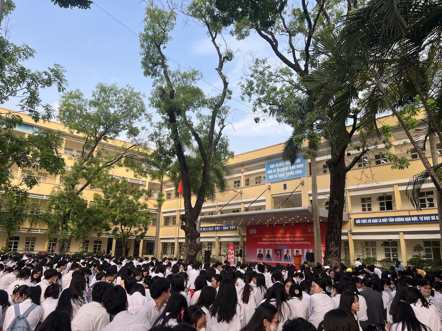 Các bạn học sinh chăm chú tìm hiểu về phương pháp Linearthinking Các bạn học sinh chăm chú tìm hiểu về phương pháp Linearthinking