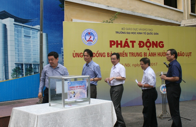 Cán bộ giảng viên Trường ĐH KTQD đóng góp ủng hộ đồng bào miền Trung bị ảnh hưởng bão lụt