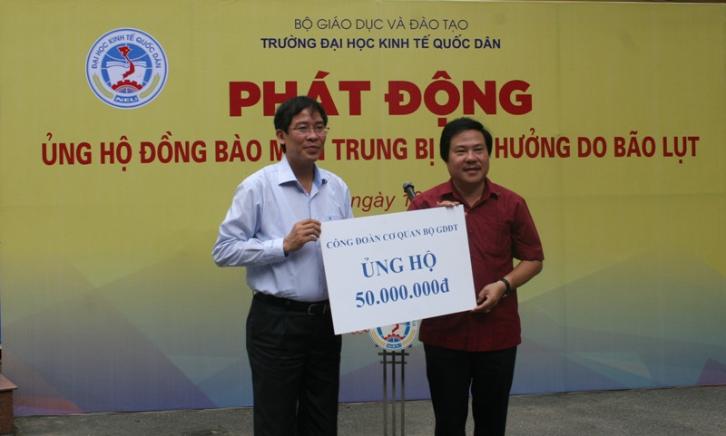 Công đoàn Cơ quan Bộ GD&ĐT chuyển đóng góp ủng hộ qua Công đoàn Giáo dục Việt Nam gửi bà con thiệt hại do bão lụt