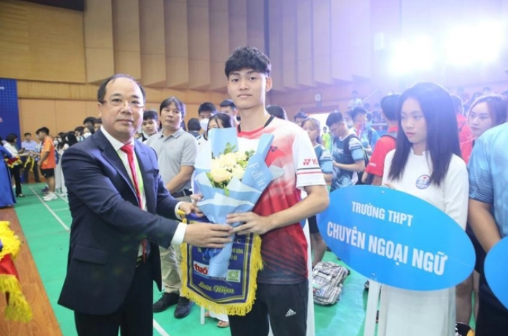 Ông Nguyễn Mạnh Hưng, Tổng Biên tập Báo Tuổi trẻ Thủ đô, Trưởng Ban tổ chức giải trao hoa và Cờ lưu niệm cho đại diện đội Trường THPT Chuyên Ngoại ngữ.