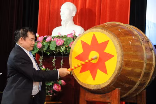 Thứ trưởng Bùi Văn Ga đánh trống khai giảng năm học mới tại Học viện Quản lý Giáo dục