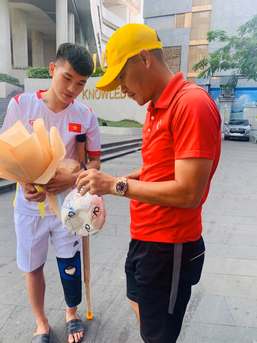 Lê Công Vinh tặng quả bóng có chữ ký cho em Trường Thịnh.