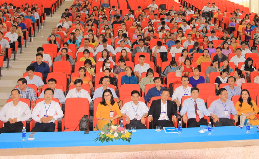 Các đại biểu và thí sinh dự khai mạc Hội thi giáo viên THCS dạy giỏi cấp tỉnh năm học 2020-2021.