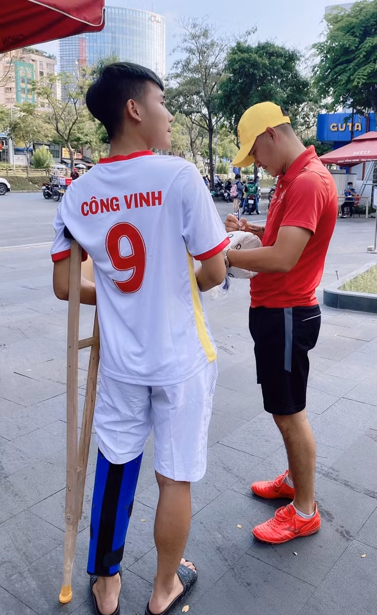 Để động viên bản thân vượt qua khó khăn, bệnh tật, Trường Thịnh thường xuyên mặc chiếc áo có in số và tên của thần tượng CV9