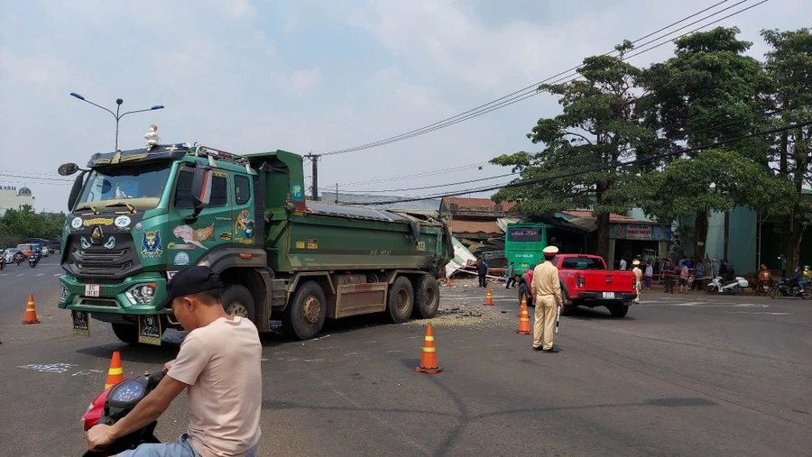 Sau khi va chạm với xe tải, xe khách lao vào nhà dân khiến 10 người thương vong.