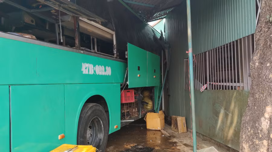 Chiếc xe khách va chạm với xe tải rồi lao vào nhà dân khiến 10 người thương vong.