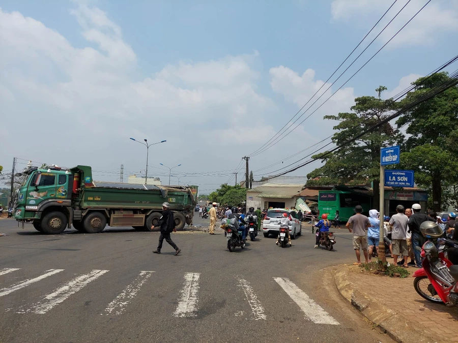 Hiện trường vụ xe khách lao vào nhà dân khiến 10 người thương vong.