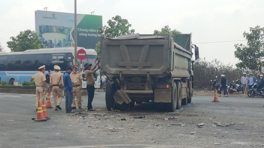 Sau va chạm, phần đuôi xe tải bị hư hỏng nặng. Sau va chạm, phần đuôi xe tải bị hư hỏng nặng.