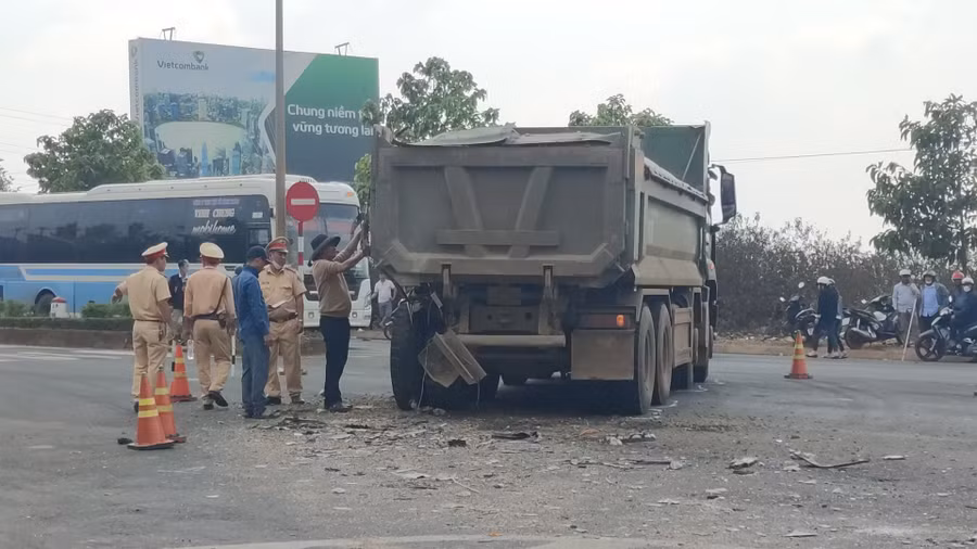 Sau va chạm, phần đuôi xe tải bị hư hỏng nặng.