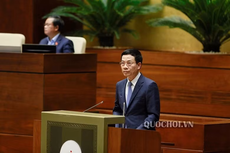 Bộ trưởng Bộ Thông tin và Truyền thông Nguyễn Mạnh Hùng trả lời chất vấn.