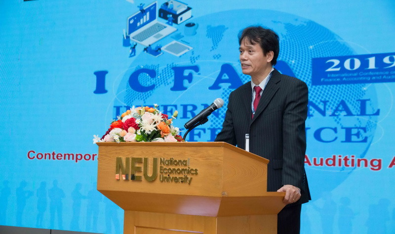 PGS.TS Phạm Hồng Chương - Hiệu trưởng Trường Đại học Kinh tế Quốc dân trao đổi tại hội thảo PGS.TS Phạm Hồng Chương - Hiệu trưởng Trường Đại học Kinh tế Quốc dân trao đổi tại hội thảo