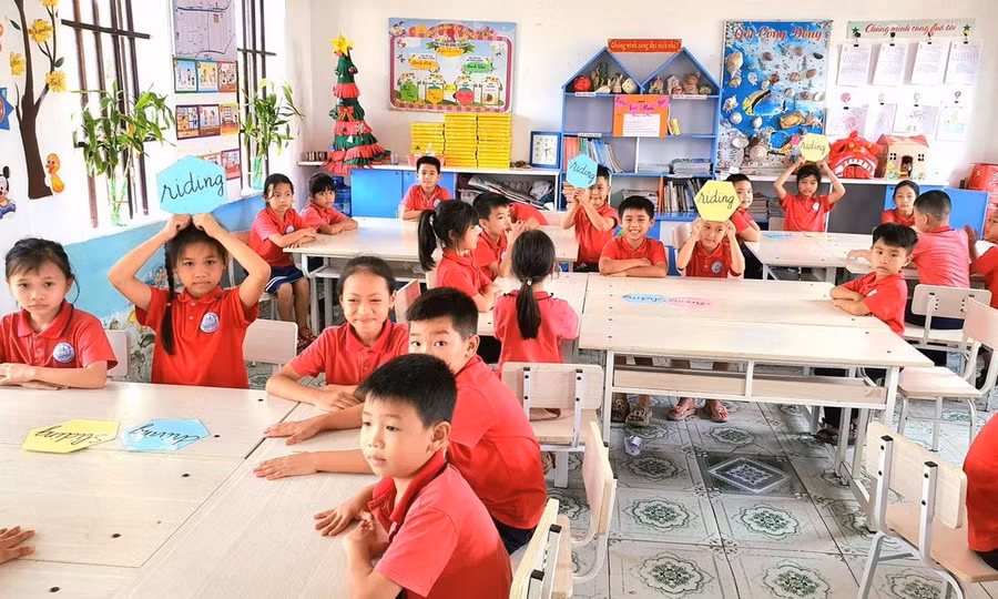 Học sinh Trường Tiểu học thị trấn Rạng Đông hào hứng học tiếng Anh.