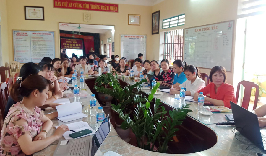 Giáo viên Trường Tiểu học thị trấn Rạng Đông tập huấn chuyên môn cùng các trường trong cụm. Giáo viên Trường Tiểu học thị trấn Rạng Đông tập huấn chuyên môn cùng các trường trong cụm.