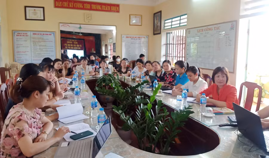 Giáo viên Trường Tiểu học thị trấn Rạng Đông tập huấn chuyên môn cùng các trường trong cụm.