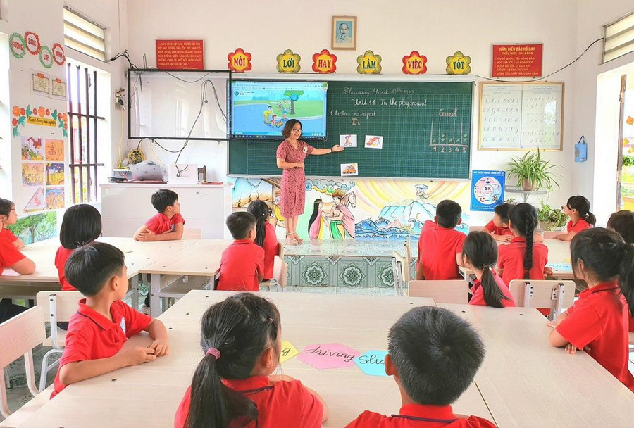 Giờ học tiếng Anh của cô - trò Trường tiểu học thị trấn Rạng Đông. Giờ học tiếng Anh của cô - trò Trường tiểu học thị trấn Rạng Đông.