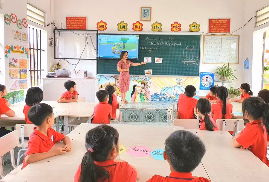 Giờ học tiếng Anh của cô - trò Trường tiểu học thị trấn Rạng Đông.