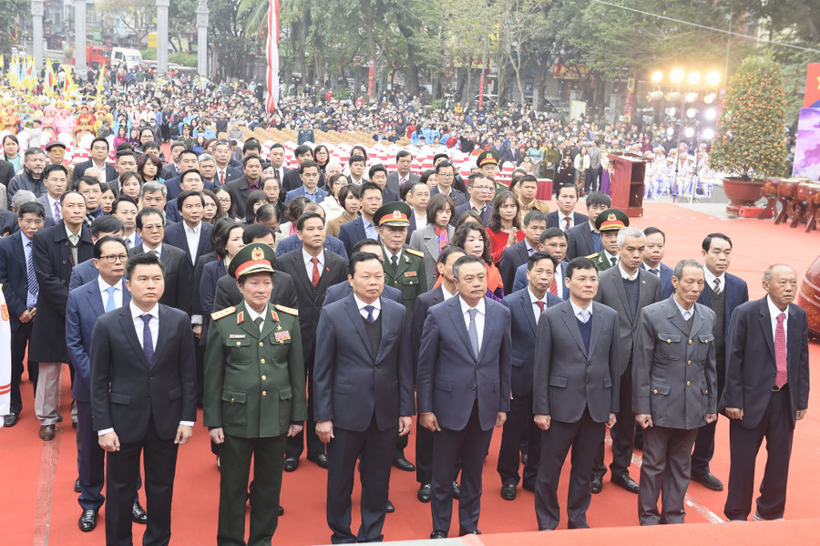 Kỷ niệm 234 năm chiến thắng Ngọc Hồi - Đống Đa (1789-2023), Đoàn đại biểu TP Hà Nội do ông Trần Sỹ Thanh - Chủ tịch TP Hà Nội dẫn đầu đã tới dâng hoa, dâng hương tại Tượng đài Quang Trung - Nguyễn Huệ và Đền thờ Hoàng đế Quang Trung tại Di tích quốc gia đặc biệt Gò Đống Đa.