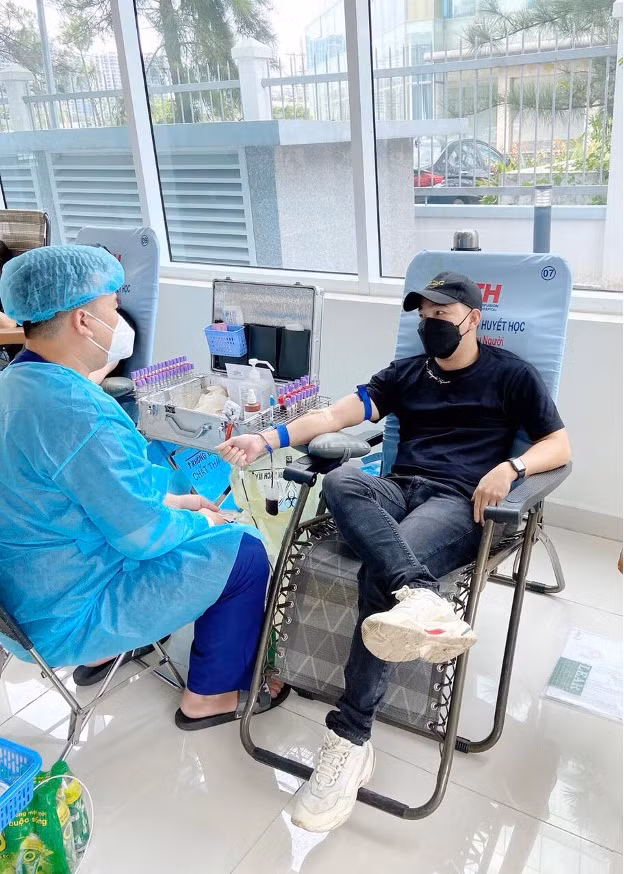 Anh cũng thường xuyên tham gia vào các chương trình hiến máu nhân đạo.