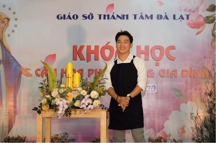 Nghệ sĩ Đức Lợi trong một buổi giảng dạy của mình tại Giáo sở Thánh tâm Đà Lạt.