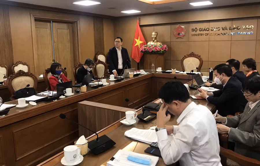 GS.TS Lê Anh Vinh, Viện trưởng Viện KHGD trình bày báo cáo