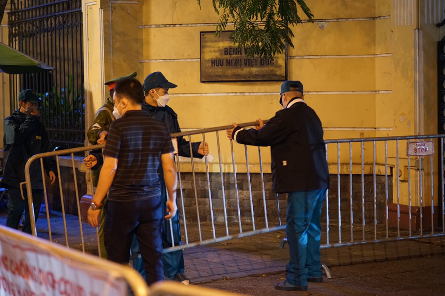 Hàng rào chắn, barie đều được tháo bỏ hoàn toàn.