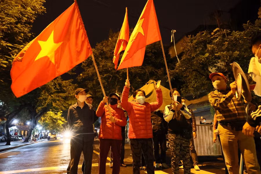 Người dân tại quanh Bệnh viện Việt Đức vui mừng vì đã được quay trở lại cuộc sống bình thường.