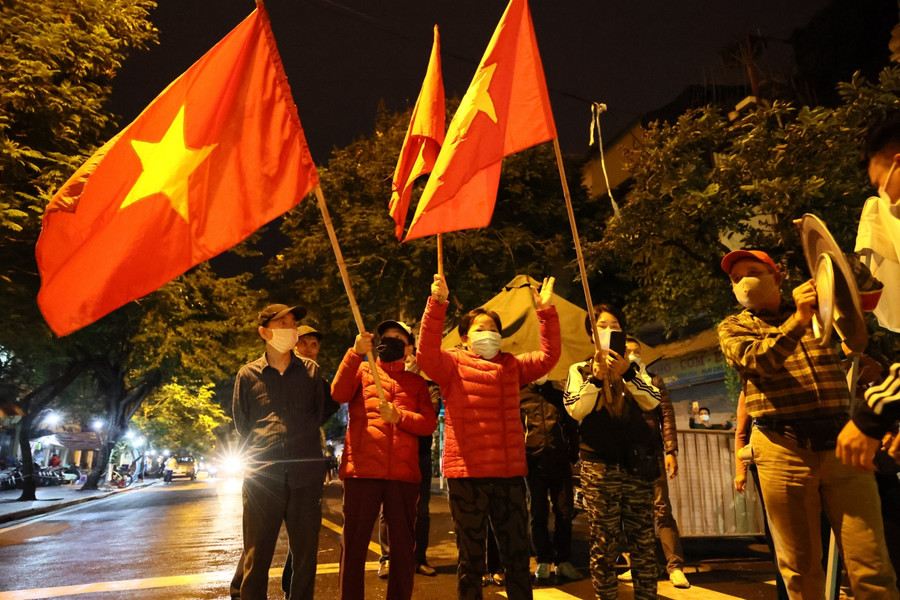 Hình ảnh người dân vui mừng khi bệnh viện Việt Đức gỡ bỏ phong toả ảnh 9