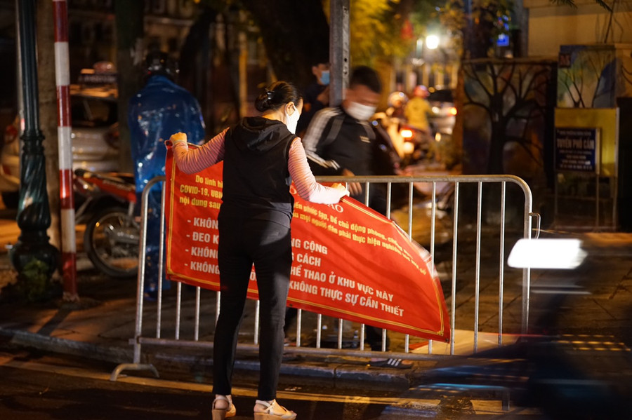 Hình ảnh người dân vui mừng khi bệnh viện Việt Đức gỡ bỏ phong toả ảnh 3