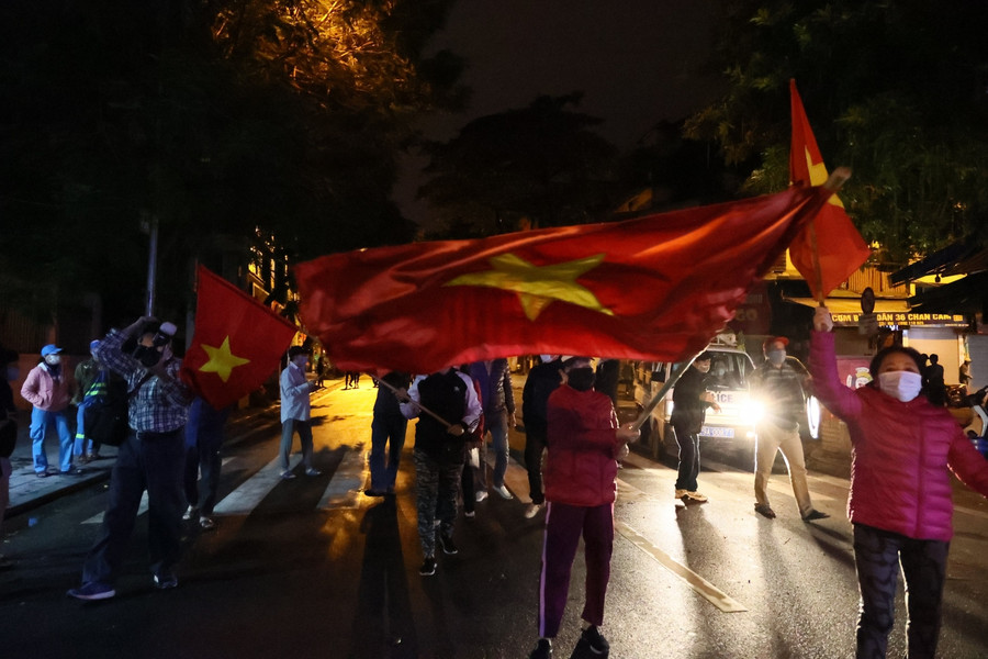 Sau khi hàng rào phong toả được dỡ bỏ, nhân viên y tế trong bệnh viện đã được trở về nhà sau nhiều ngày cách ly.