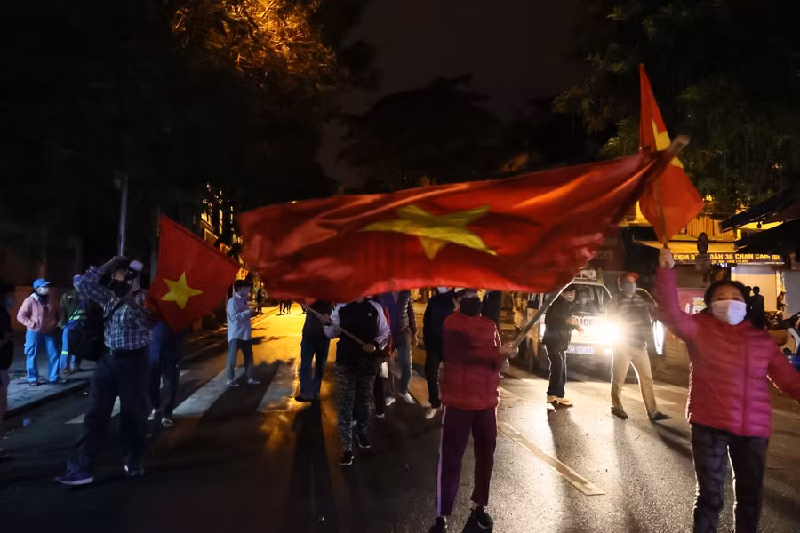 Sau khi hàng rào phong toả được dỡ bỏ, nhân viên y tế trong bệnh viện đã được trở về nhà sau nhiều ngày cách ly.