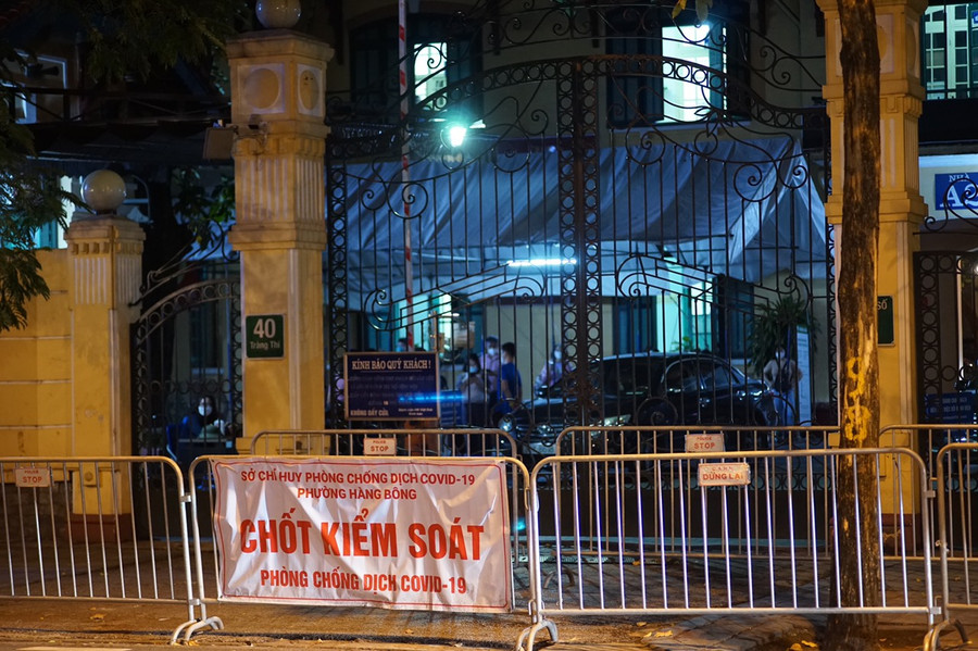 Hình ảnh người dân vui mừng khi bệnh viện Việt Đức gỡ bỏ phong toả ảnh 1