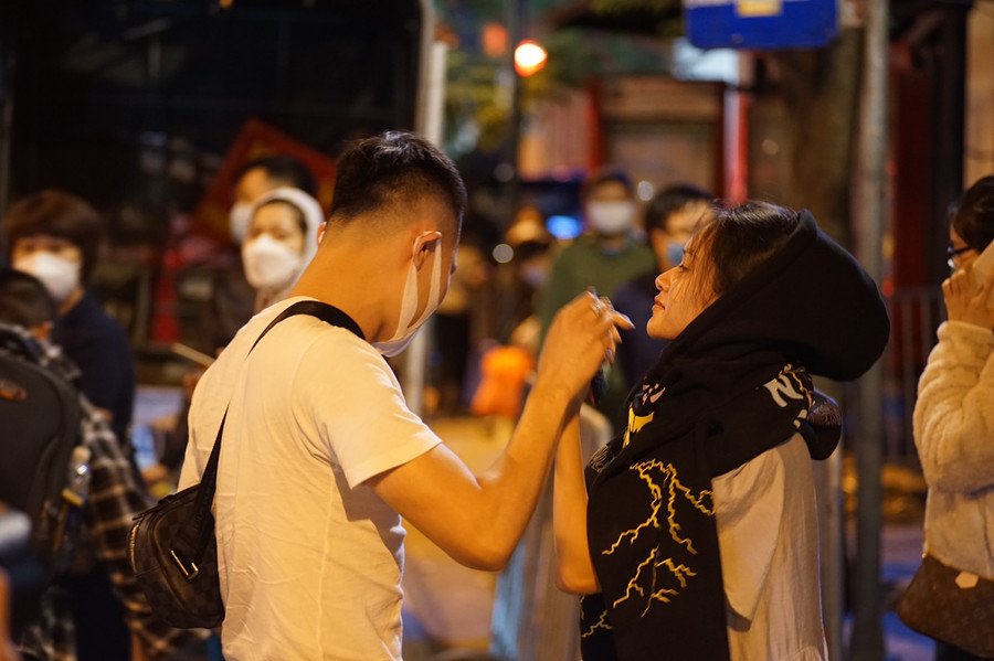 Nhiều người nhà đã mang theo quần áo ấm để mặc cho người thân của mình.