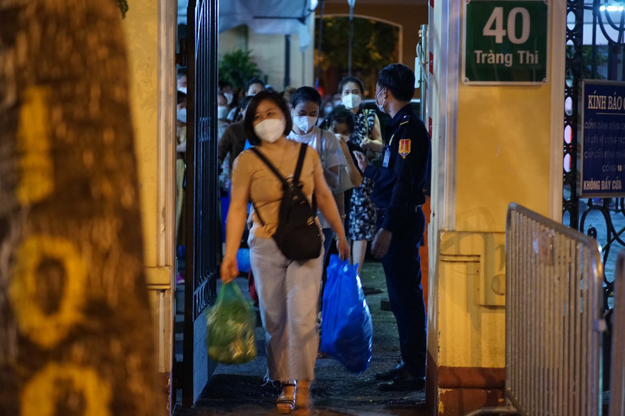 Đúng 0h ngày 18.10, UBND quận Hoàn Kiếm, Hà Nội gỡ bỏ các chốt phong tỏa với tầng 7 và tầng 8 nhà D của Bệnh viện Việt Đức.