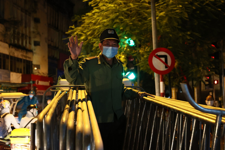 Sau khi hàng rào phong toả được dỡ bỏ, nhân viên y tế trong bệnh viện đã được trở về nhà sau nhiều ngày cách ly. Người dân sinh sống trên phố Phủ Doãn cũng được ra ngoài.