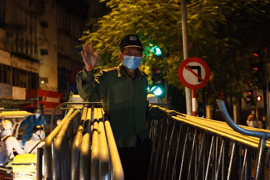 Sau khi hàng rào phong toả được dỡ bỏ, nhân viên y tế trong bệnh viện đã được trở về nhà sau nhiều ngày cách ly. Người dân sinh sống trên phố Phủ Doãn cũng được ra ngoài.