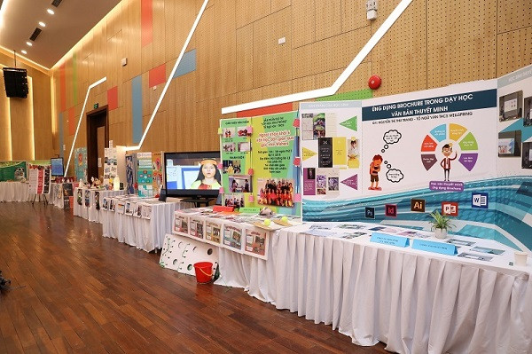 Các gian hàng triển lãm sản phẩm giáo dục. Các thầy cô có cơ hội chia sẻ những ý tưởng dạy học của mình, những dự án đã thực hiện và những dự án đang ấp ủ