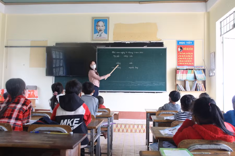 Khó khăn nhất trong hành trình dạy chữ của cô Hoà là tuyên truyền, vận động học sinh ra lớp.